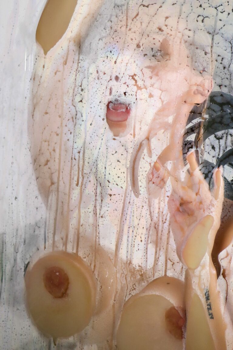 21P La hermosa estrella porno Nicole Aniston se pone traviesa mientras se ducha