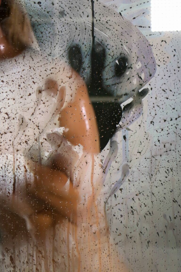 21P La hermosa estrella porno Nicole Aniston se pone traviesa mientras se ducha