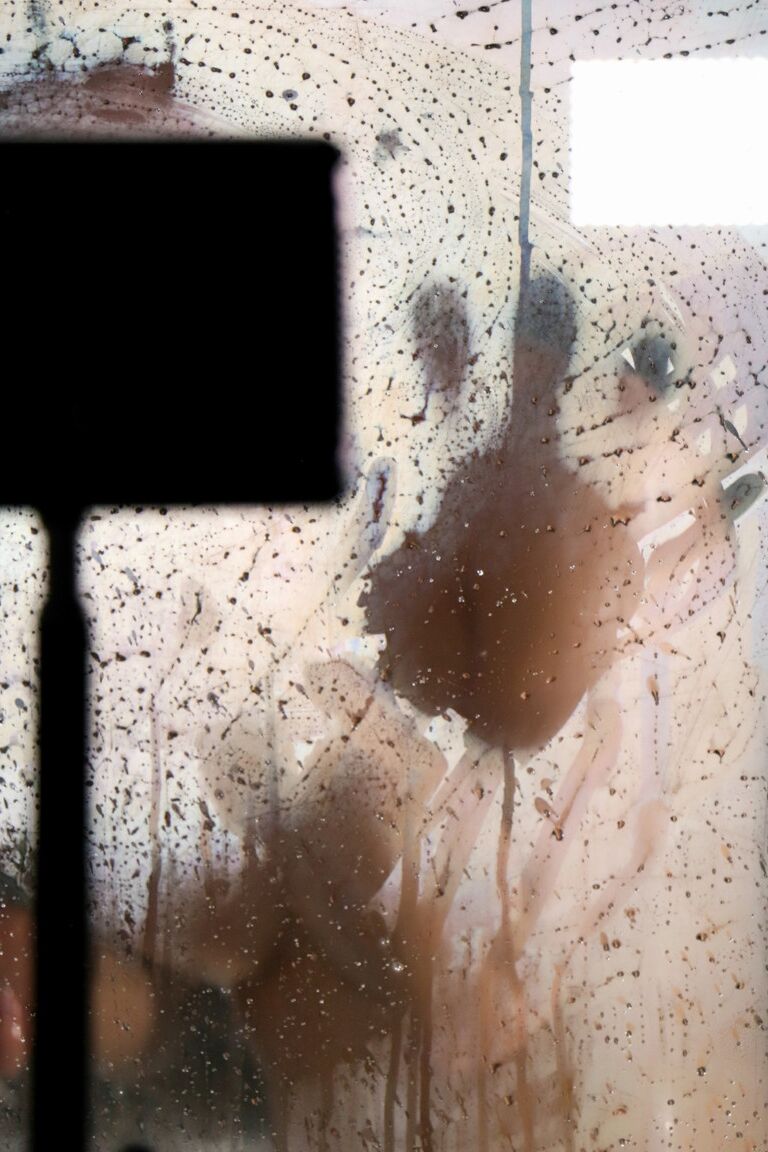 21P La hermosa estrella porno Nicole Aniston se pone traviesa mientras se ducha
