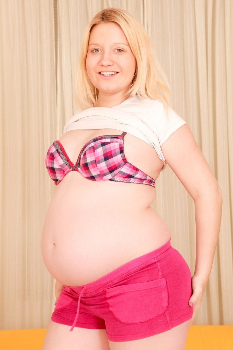 15P Jessica Lion mostra barriga e boceta peluda antes do sexo hardcore