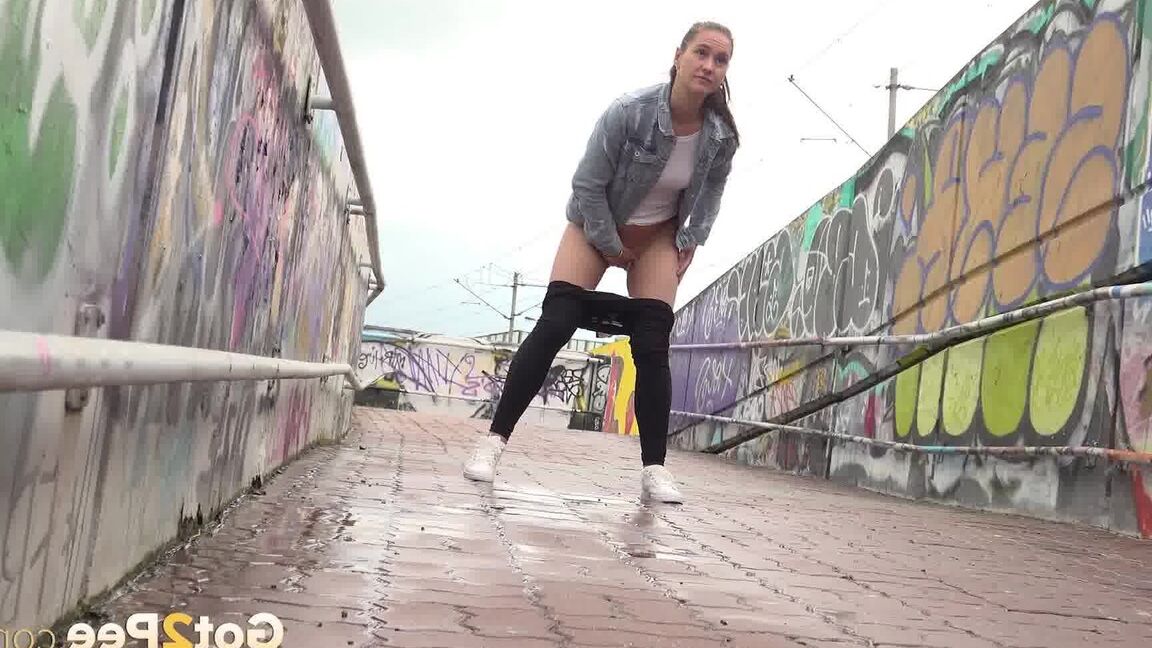 15P ソロガールのナオミ・ベネットが歩道橋の上でおしっこするために黒のレギンスを引き下げる