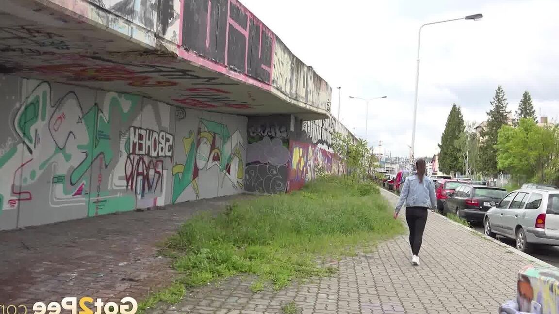 15P ソロガールのナオミ・ベネットが歩道橋の上でおしっこするために黒のレギンスを引き下げる