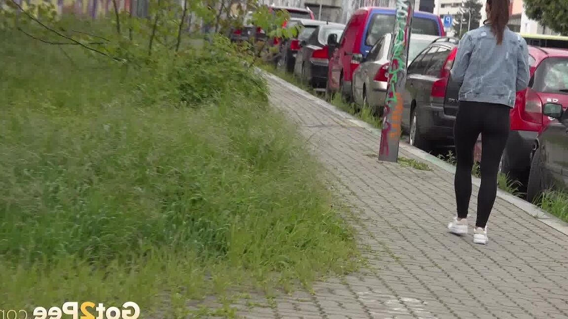 15P ソロガールのナオミ・ベネットが歩道橋の上でおしっこするために黒のレギンスを引き下げる