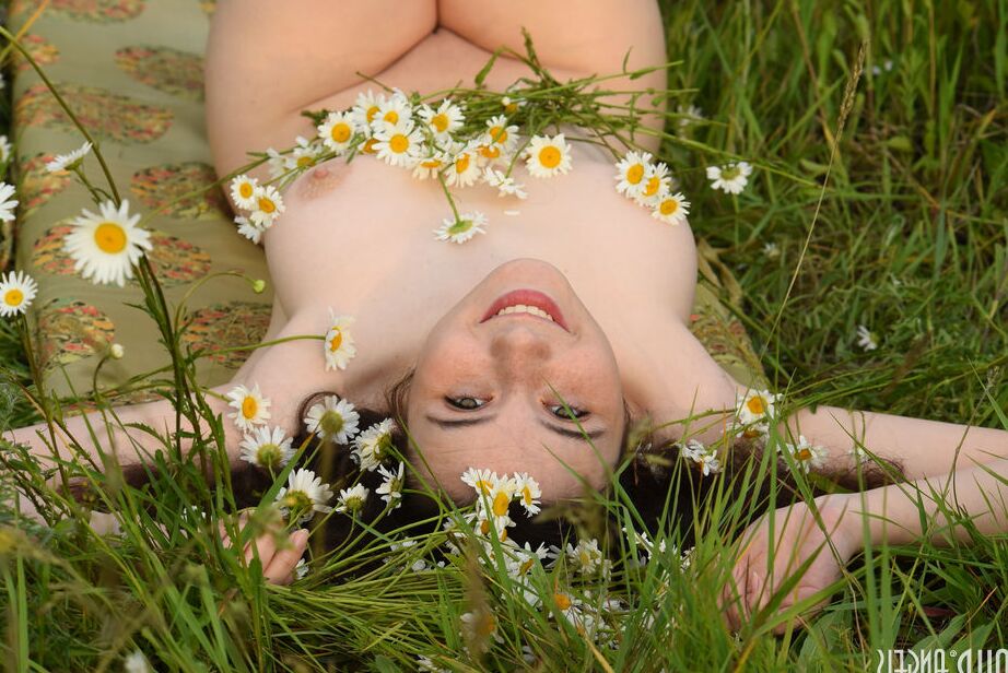 20P Esta increíblemente sexy y linda adolescente morena posa totalmente desnuda en el local