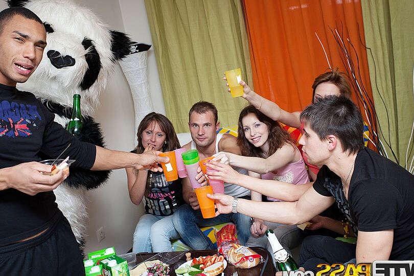 16P Estudantes universitários praticam sexo grupal após consumir álcool