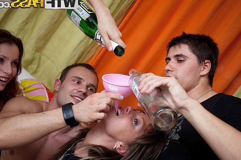 16P Estudantes universitários praticam sexo grupal após consumir álcool