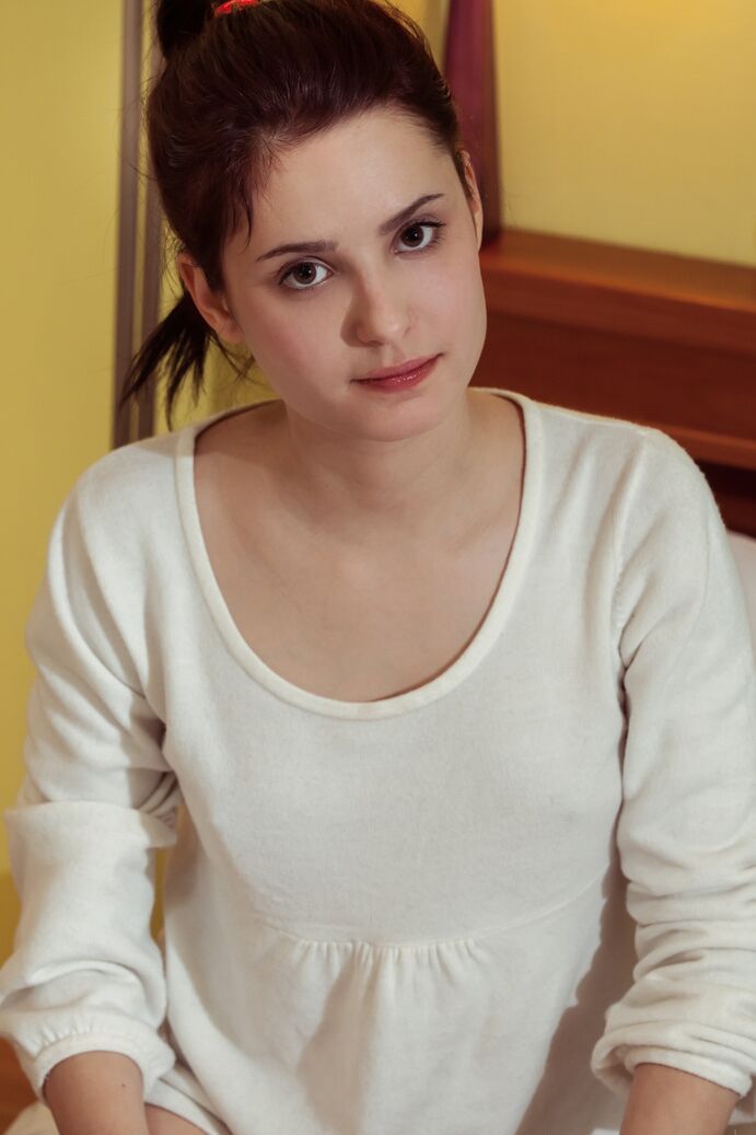20P Teenie-Neuling Wladlena fingert ihre Muschi, sobald sie nackt auf ihrem Bett liegt