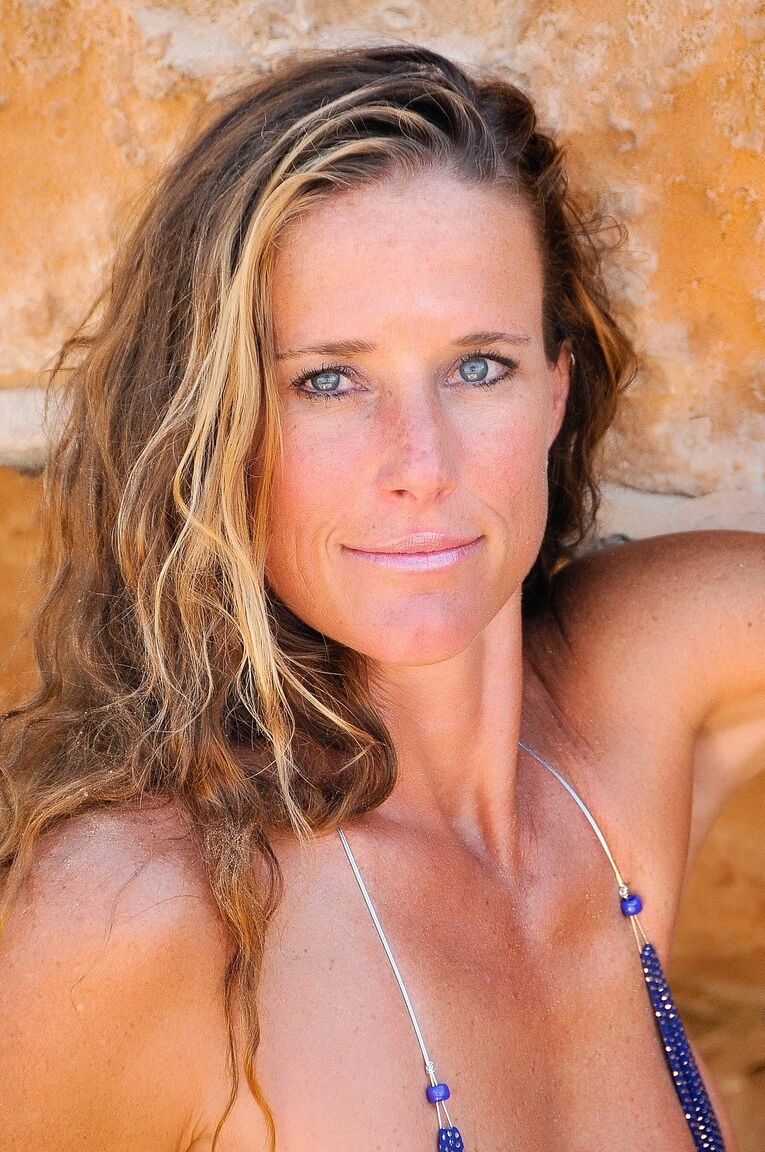 21P Tall MILF Sofie Marie showing off her fine ass in a tiny bikini outdoors