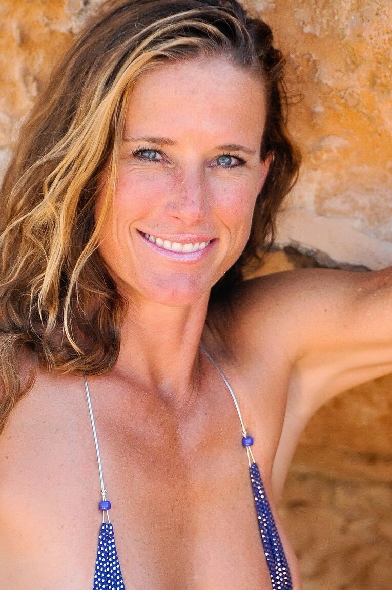 21P Tall MILF Sofie Marie showing off her fine ass in a tiny bikini outdoors