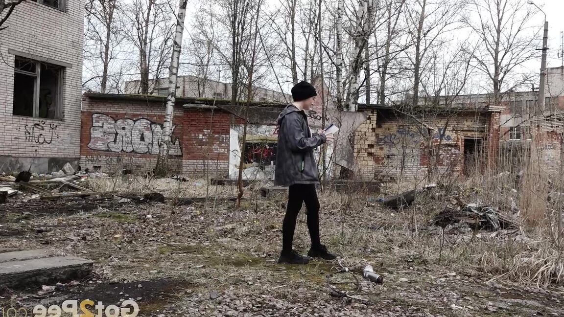 15P A garota baixinha Alexa mija em cima de um banheiro do lado de fora de um prédio abandonado