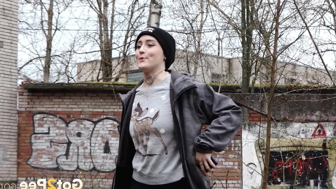 15P A garota baixinha Alexa mija em cima de um banheiro do lado de fora de um prédio abandonado