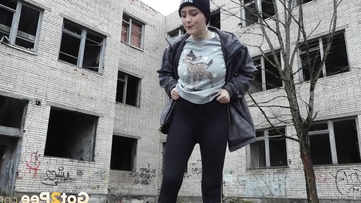 15P A garota baixinha Alexa mija em cima de um banheiro do lado de fora de um prédio abandonado