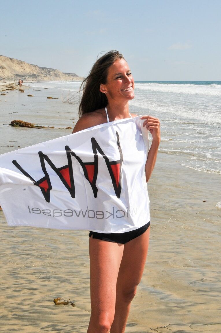 14P A morena pornstar Sofie Marie mostra seu belo corpo e posa na praia