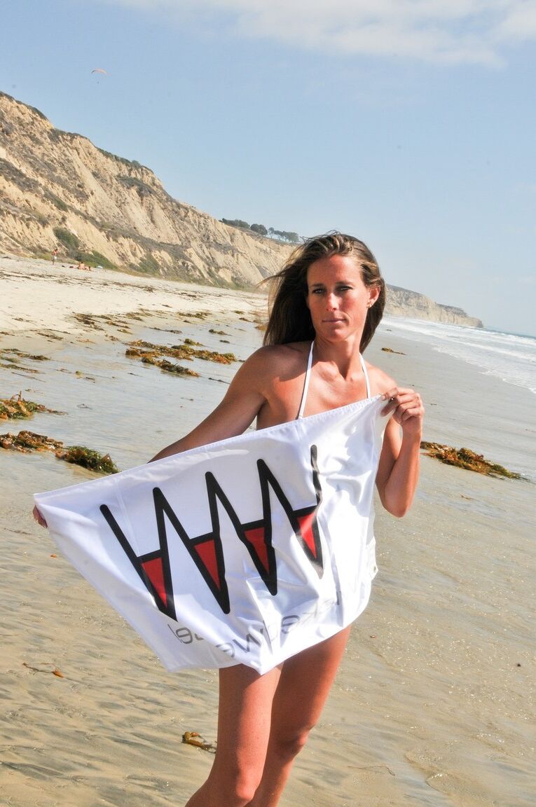 14P A morena pornstar Sofie Marie mostra seu belo corpo e posa na praia