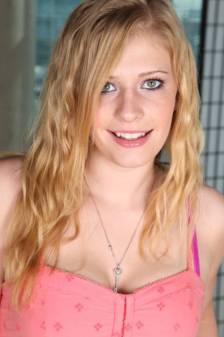 21P A doce pornstar Allie James revela seus talentos naturais e brinca com sua vulva