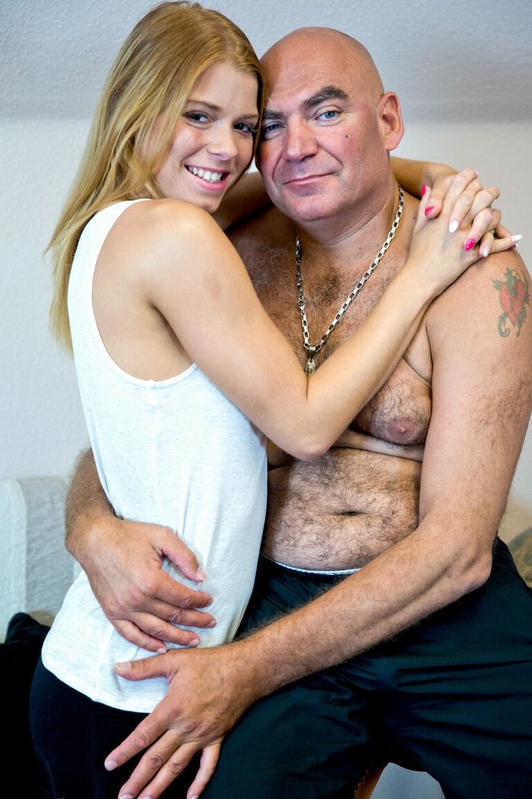 17P A adolescente ruiva Chrissy Fox e seu antigo amante se beijam antes de foder