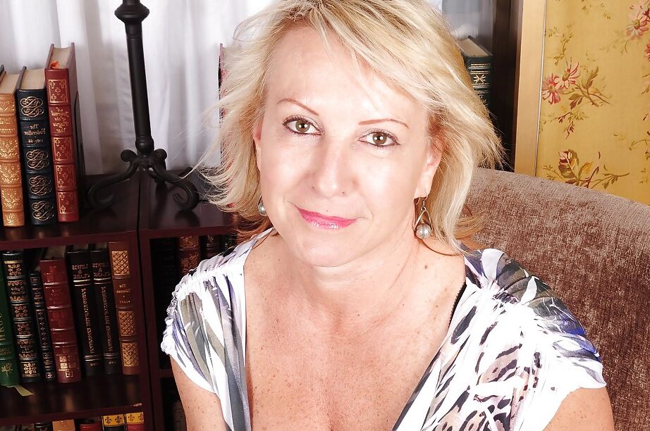 16P La salope blonde mature Nicole montre ses gros seins en lingerie