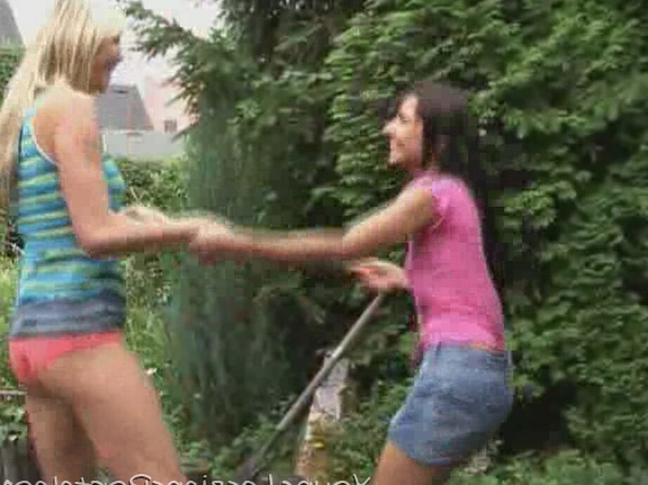 16P Provocativa acción de comer coño y follar con juguetes sexuales con dos hermosas jóvenes