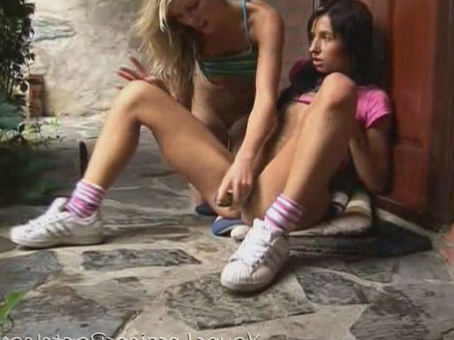 16P Provocativa acción de comer coño y follar con juguetes sexuales con dos hermosas jóvenes