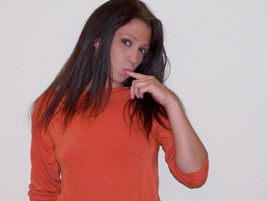 16P Safada fofa Sassy Valore tirando a roupa e abrindo as pernas