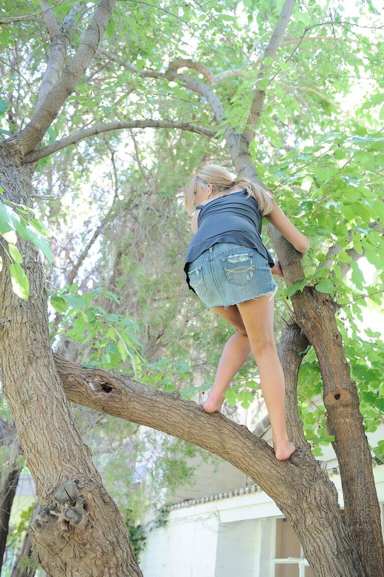 21P Blonde in a short denim skirt Leslie shamelessly toying herself in public