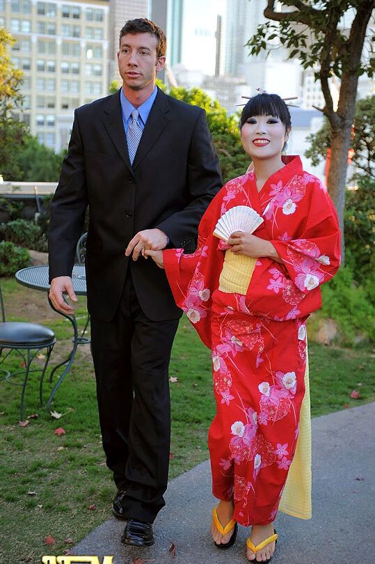 11P 日本の芸者が公共の公園で会ったばかりの白人男性を喜ばせる