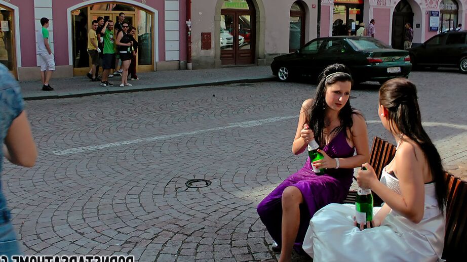 15P Пьяные женщины в свадебных платьях устроили кошачью драку на мощеной улице.