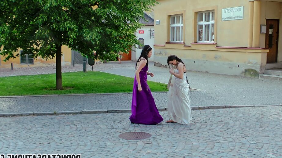 15P Пьяные женщины в свадебных платьях устроили кошачью драку на мощеной улице.
