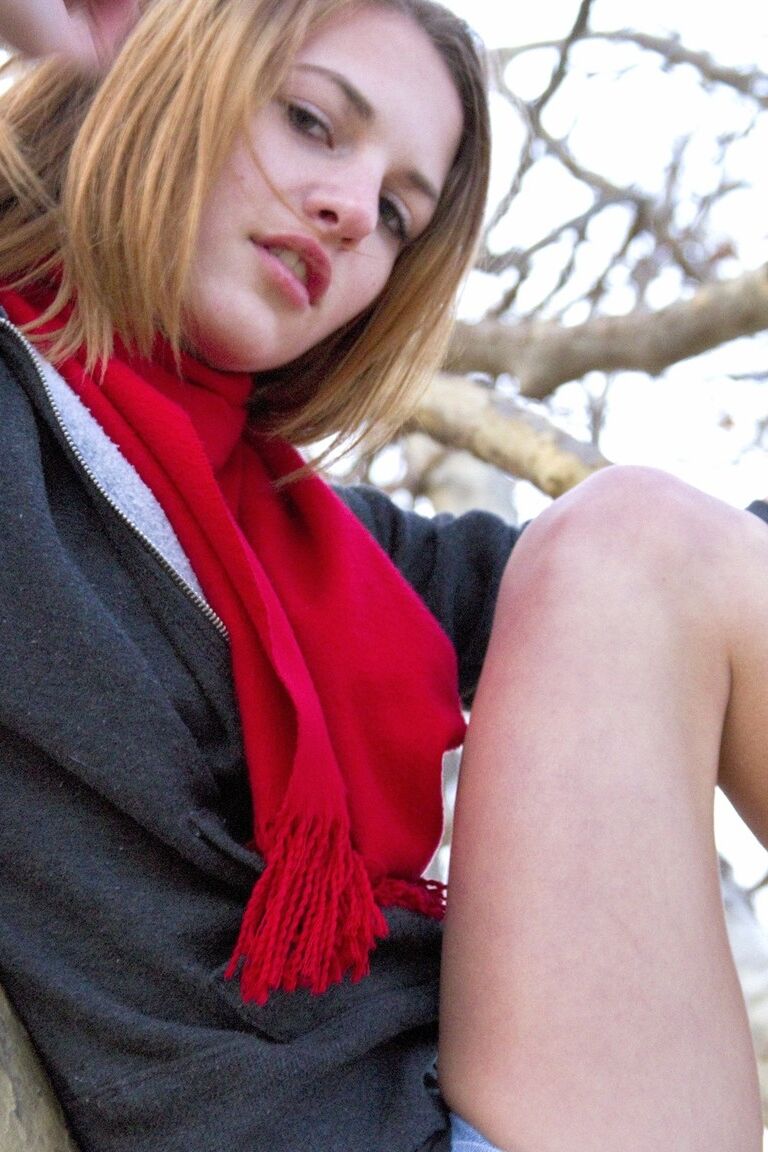 21P La sexy adolescente Kasey expone sus pequeñas tetas y juega con su vagina en solitario
