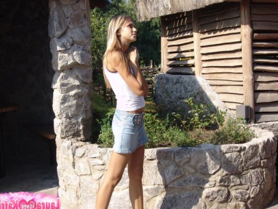 15P Joven rubia amateur muestra su falda desnuda mientras disfruta de un batido al aire libre