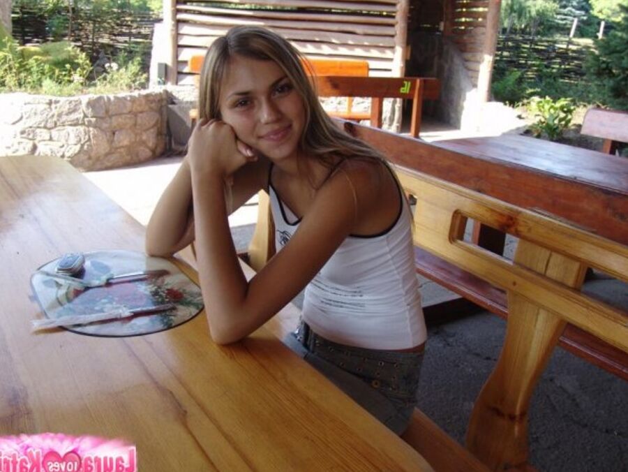 15P Joven rubia amateur muestra su falda desnuda mientras disfruta de un batido al aire libre