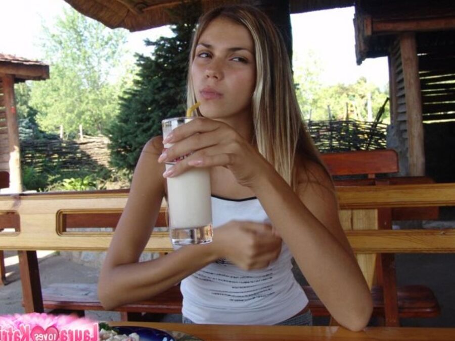 15P Joven rubia amateur muestra su falda desnuda mientras disfruta de un batido al aire libre