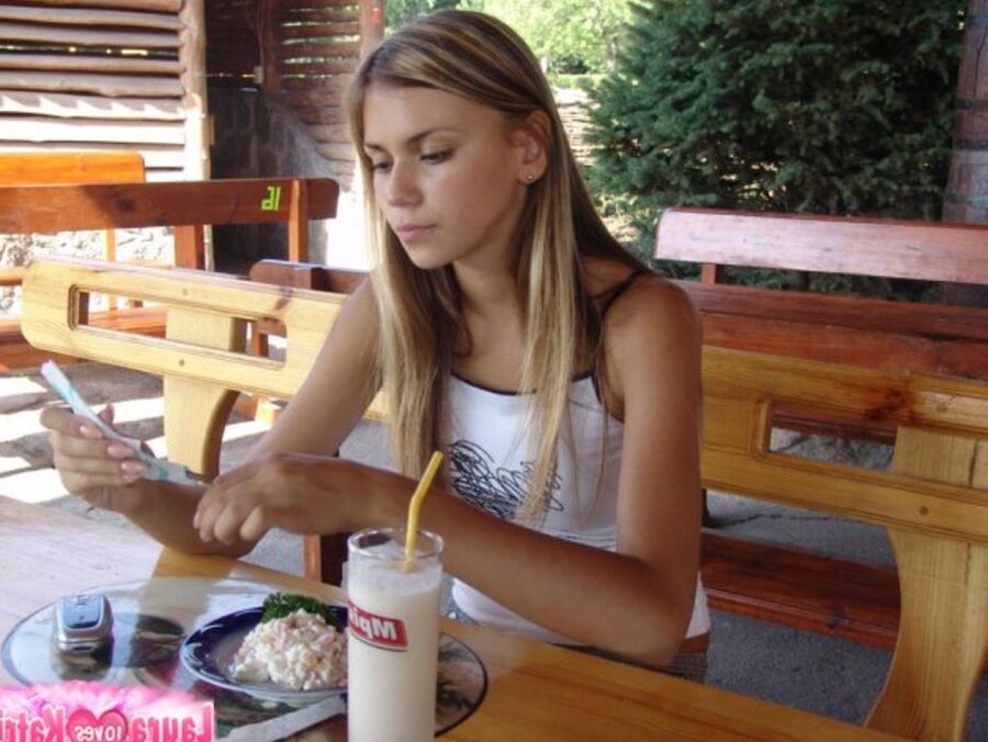 15P Joven rubia amateur muestra su falda desnuda mientras disfruta de un batido al aire libre