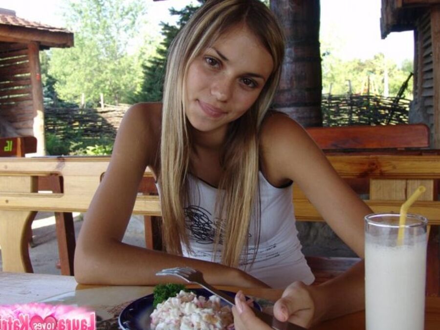 15P Joven rubia amateur muestra su falda desnuda mientras disfruta de un batido al aire libre