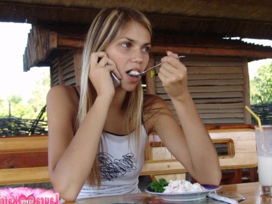 15P Joven rubia amateur muestra su falda desnuda mientras disfruta de un batido al aire libre