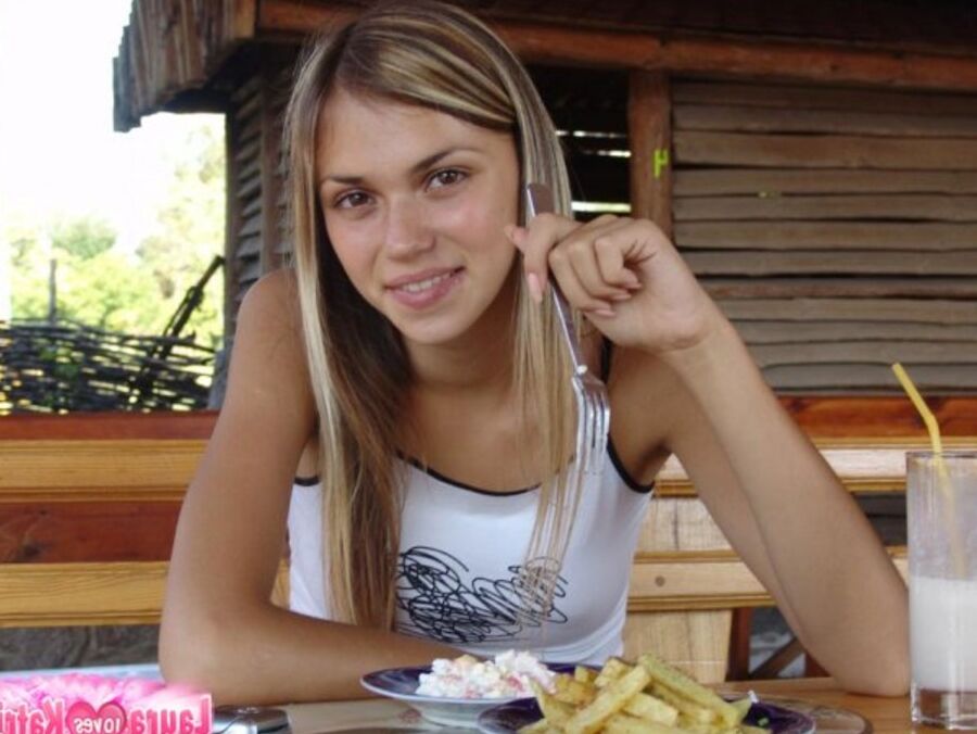 15P Joven rubia amateur muestra su falda desnuda mientras disfruta de un batido al aire libre