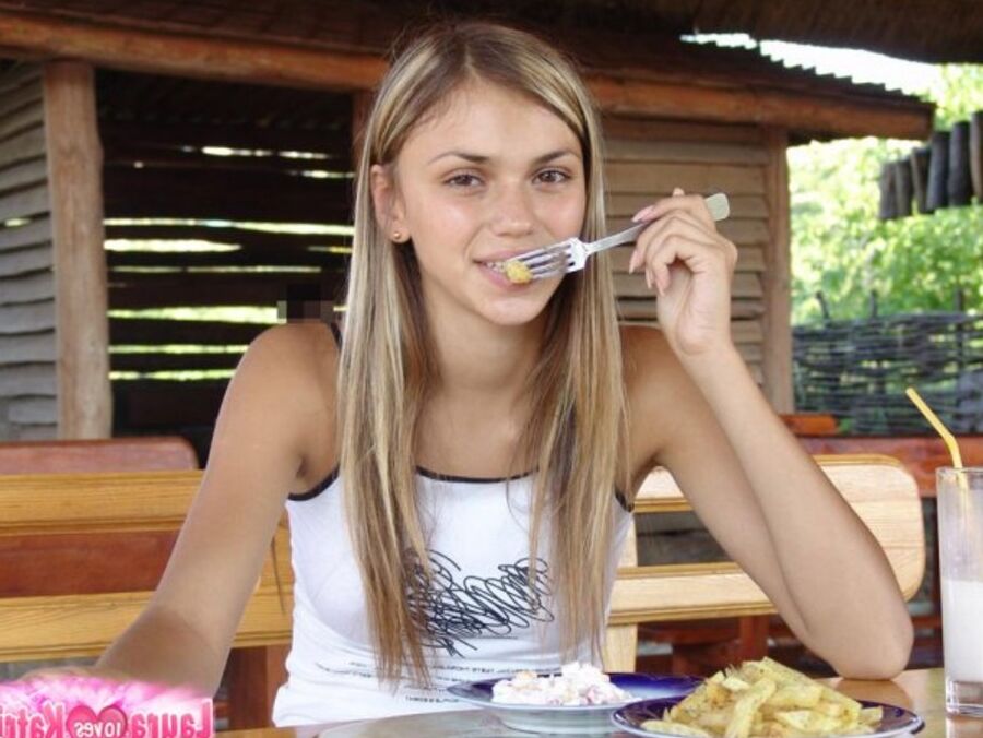 15P Joven rubia amateur muestra su falda desnuda mientras disfruta de un batido al aire libre