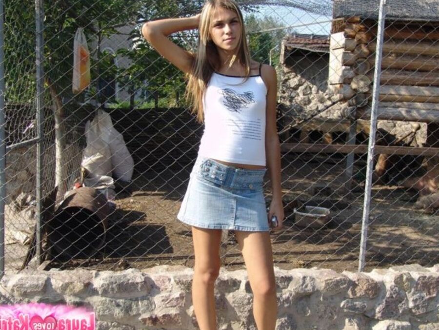 15P Joven rubia amateur muestra su falda desnuda mientras disfruta de un batido al aire libre