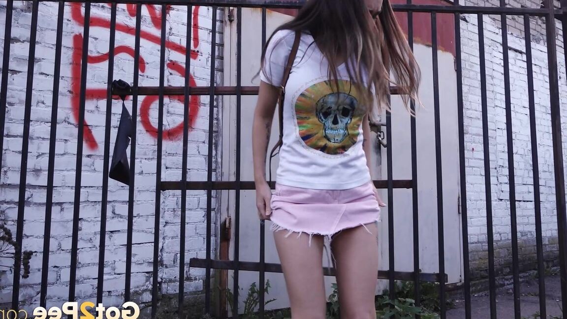 15P Distressed girl Sasha S lifts up a skirt before taking a pee behind a building