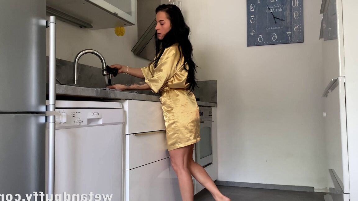 15P La traviesa Lexi Dona se folla los utensilios de cocina