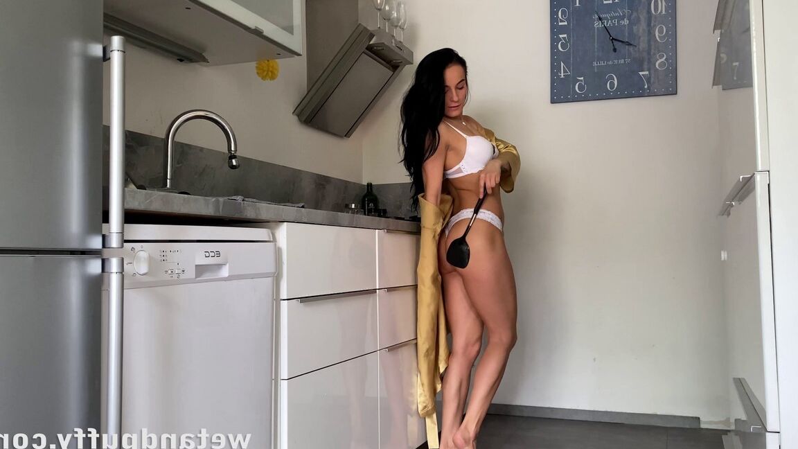15P La traviesa Lexi Dona se folla los utensilios de cocina