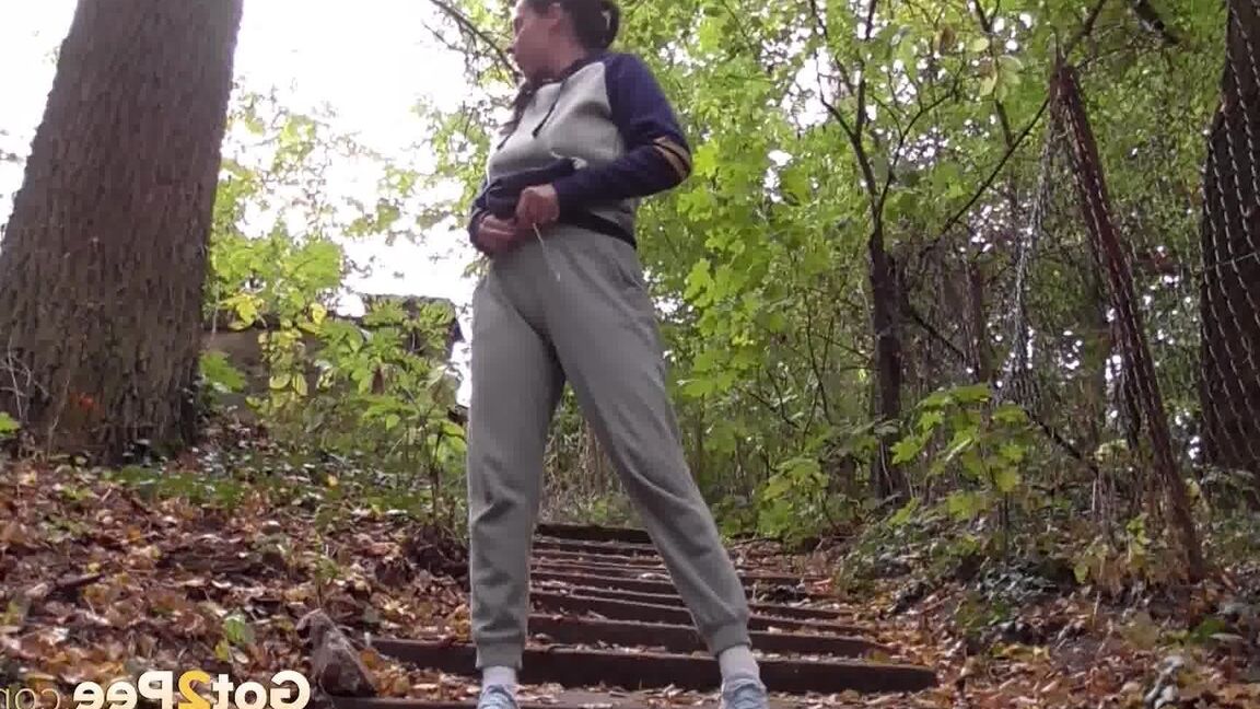 15P A morena Anatonia Sainz abaixa a calça de moletom para fazer xixi nos degraus ao ar livre