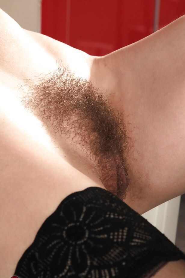 16P MILF ornée de nylon et de jupe révélant un vagin poilu en talons hauts