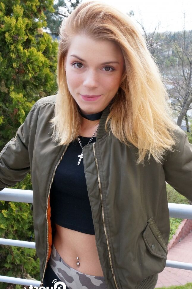 18P Chrissy Fox, une adolescente blonde, joue avec sa chatte rasée avec des seins naturels mis à nu