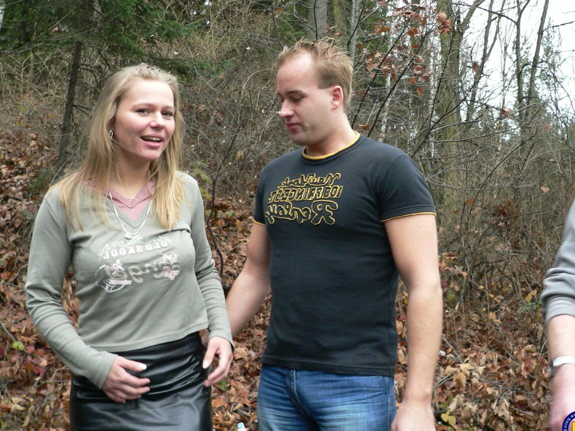 21P La sexy MILF amateur Moira recibe una corrida facial por parte de dos rubios en el bosque
