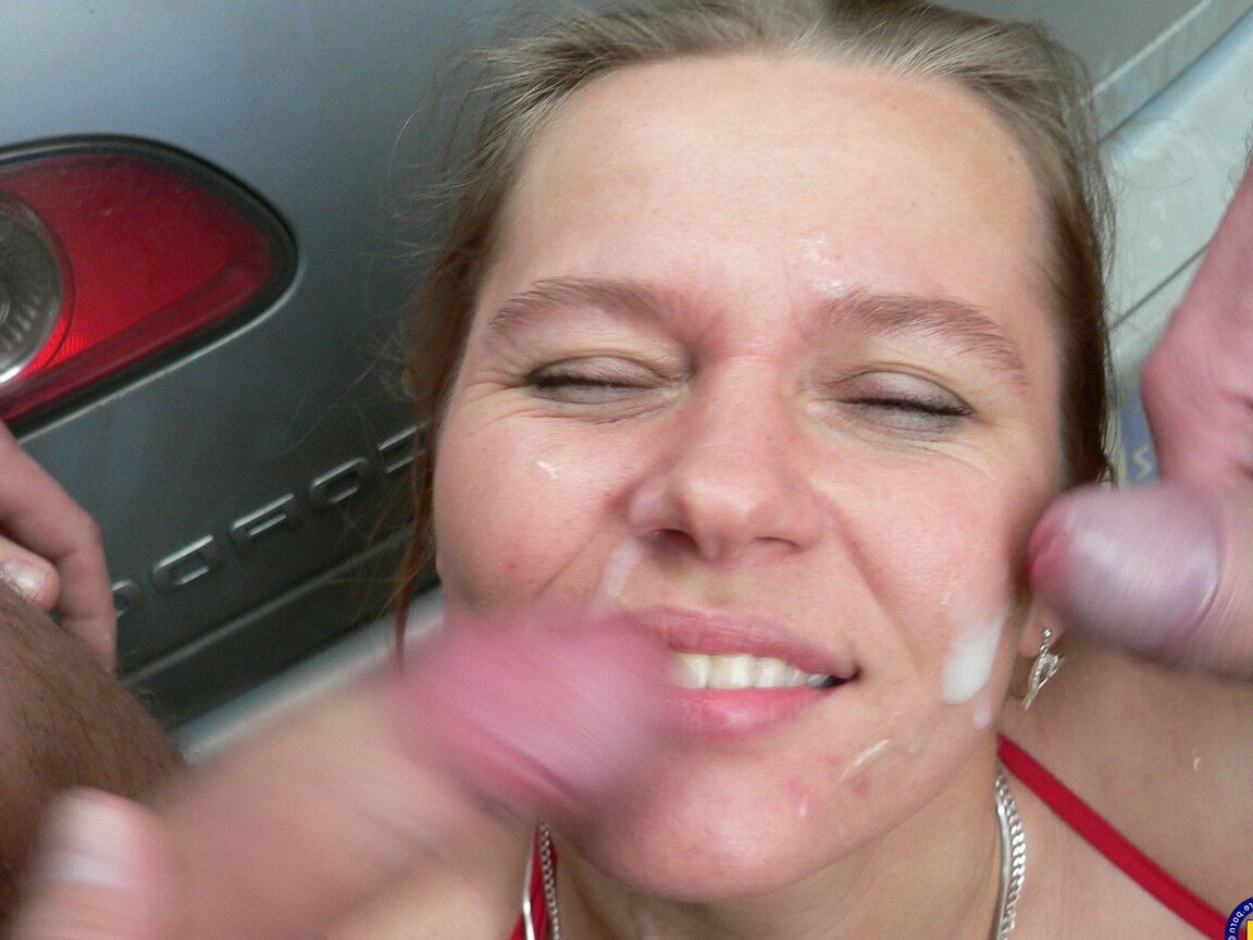 21P La sexy MILF amateur Moira recibe una corrida facial por parte de dos rubios en el bosque