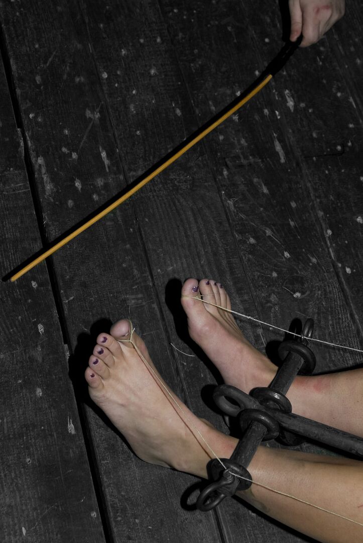 21P 黒髪の女の子が床でハードコアボンデージアクションで罰せられる
