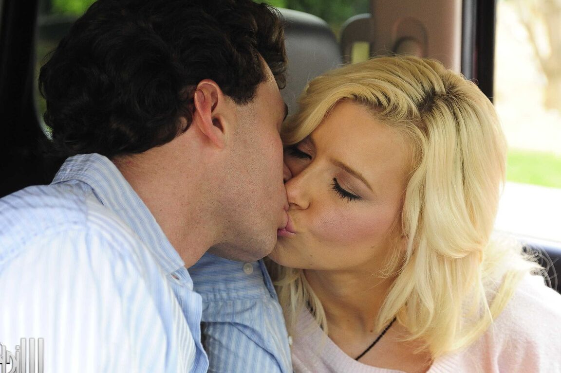 21P La MILF blonde Anikka Albrite se fait fourrer la chatte le jour de la Saint-Valentin