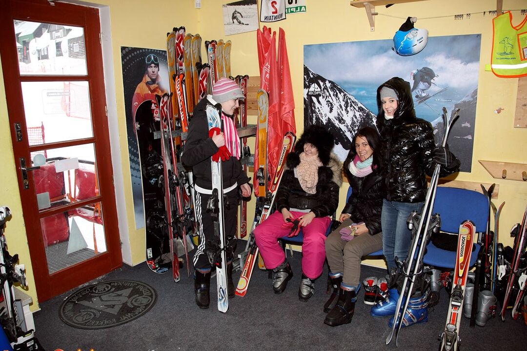 15P Barely legal teens flash their tits after a day of hitting the slopes