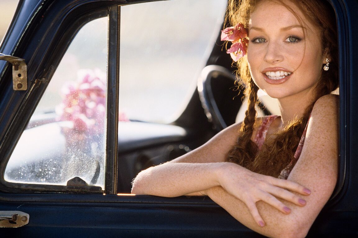 11P Scarlett Keegan, rousse naturelle, enlève sa jupe pour poser nue avec des talons en extérieur